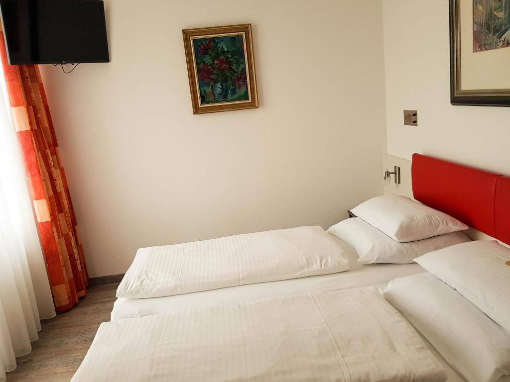 Postel nebo postele na pokoji v ubytování Hotel Bischof
