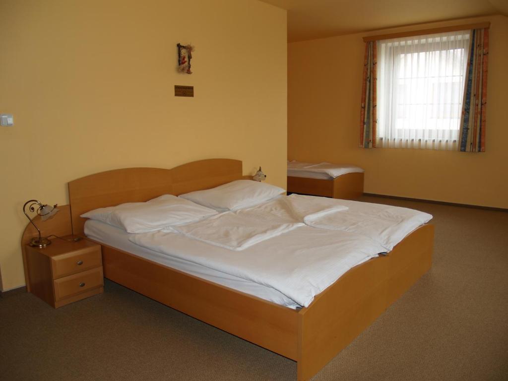 Postel nebo postele na pokoji v ubytování Motel U Krbu