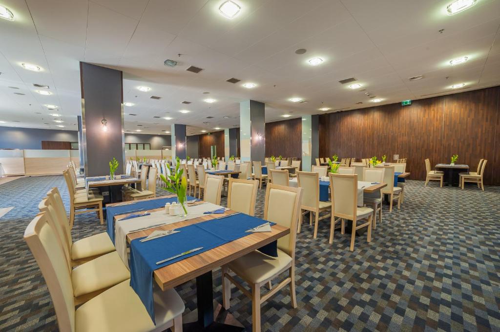 Reštaurácia alebo iné gastronomické zariadenie v ubytovaní Premier Kraków Hotel