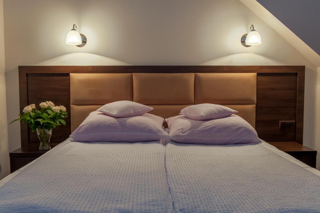 ein Schlafzimmer mit einem Bett mit zwei Kissen darauf in der Unterkunft Villa Diana in Rozalin