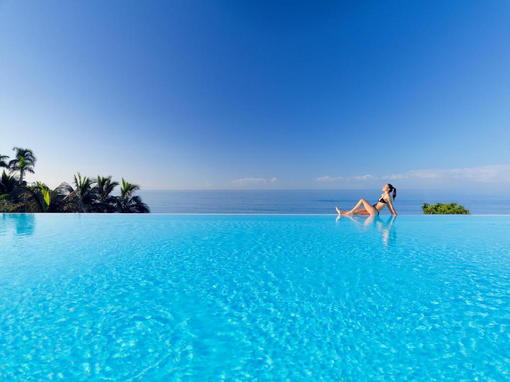 Bazén v ubytování H10 Playa Meloneras Horizons Collection nebo v jeho okolí