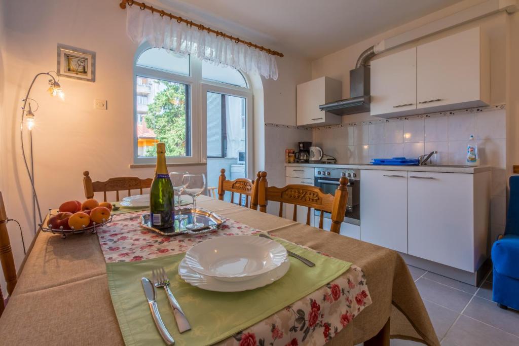 eine Küche und ein Esszimmer mit einem Tisch in der Unterkunft Riviera in Rijeka