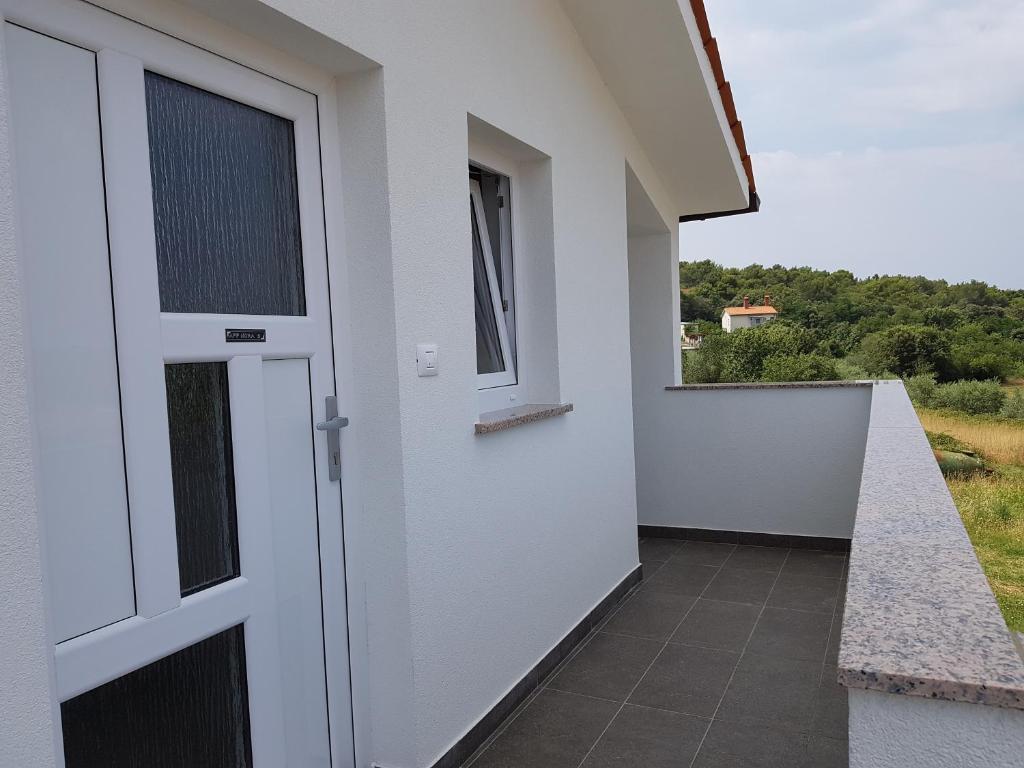 Balkón nebo terasa v ubytování Apartmani Nora Štinjan
