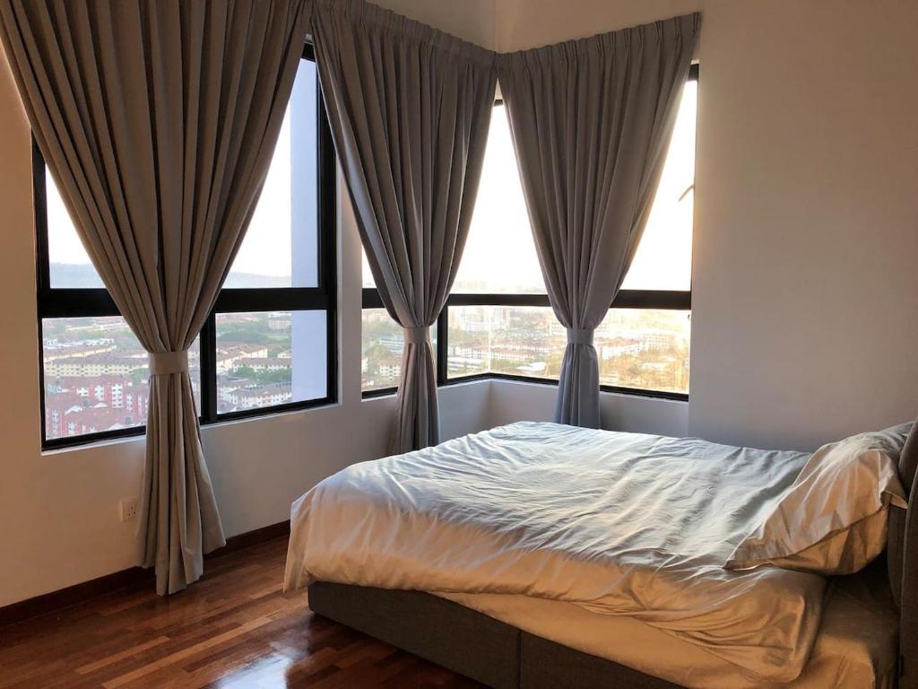 Giường trong phòng chung tại [SLEEP 5PAX] Natural Living (i-Soho, i-City)
