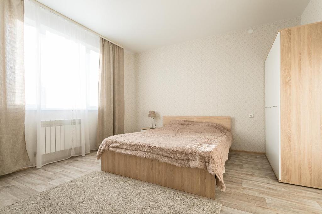 ノヴォシビルスクにあるDmitriia Shamshurina 1-119のベッドルーム1室(ベッド1台、大きな窓付)
