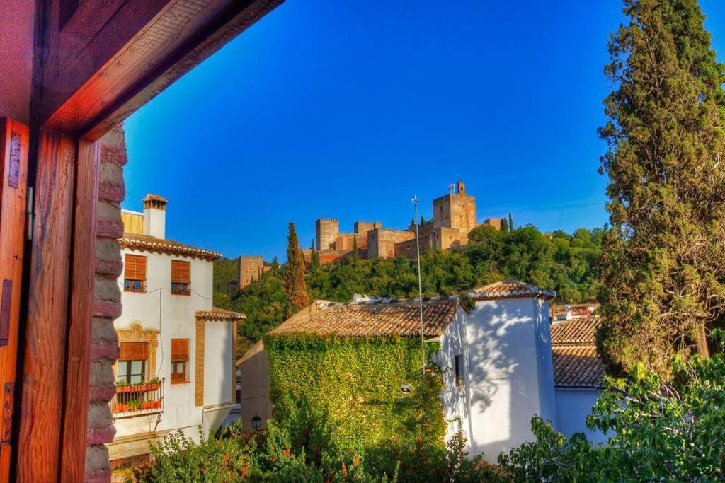 グラナダにあるBreathtaking Alhambra view balconies, Albaizynの丘の上の城のある街並み