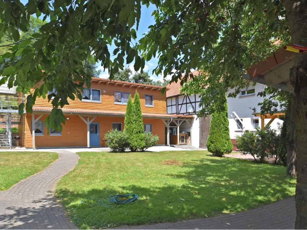 uma casa com um relvado em frente em Apartment with terrace in H ddingen em Bad Wildungen