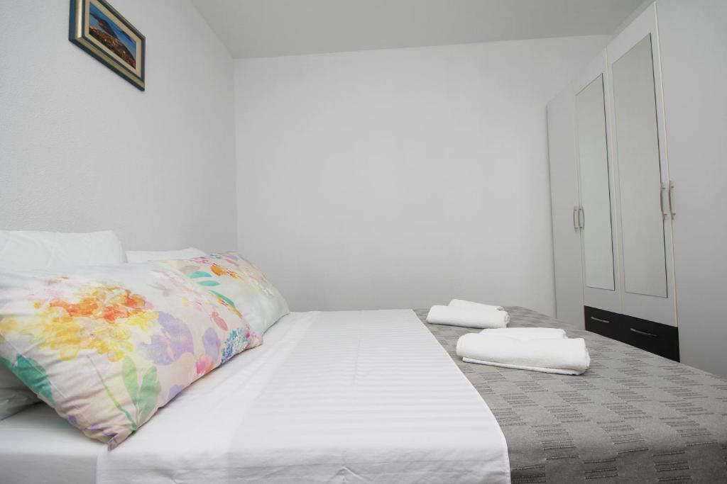 Posteľ alebo postele v izbe v ubytovaní Apartmani Lovre