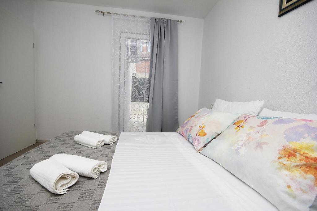 Posteľ alebo postele v izbe v ubytovaní Apartmani Lovre