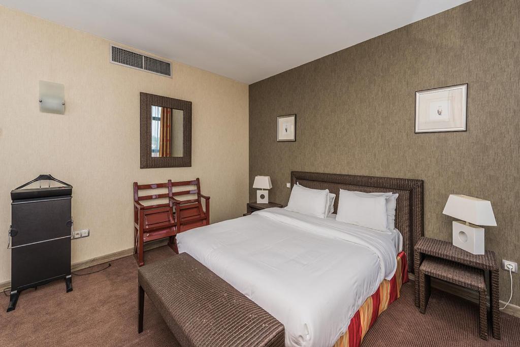 Postel nebo postele na pokoji v ubytování Hostellerie Saint Vincent Beauvais Aeroport