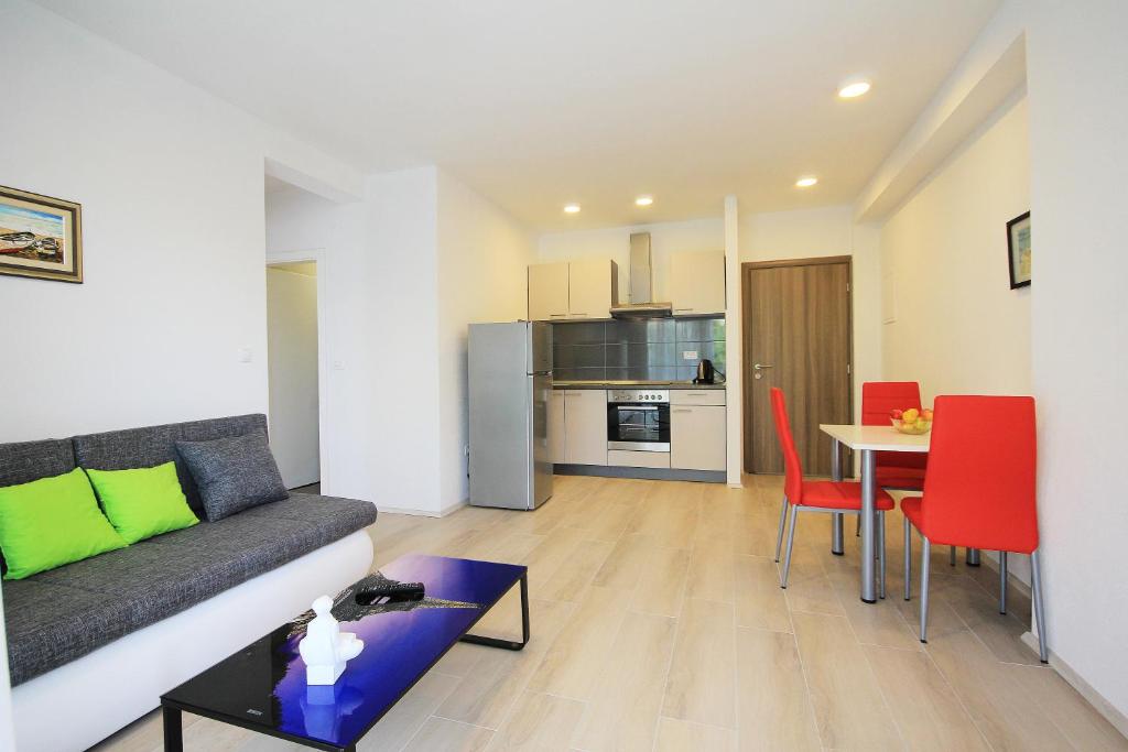 Kuchyňa alebo kuchynka v ubytovaní Apartmani Lovre