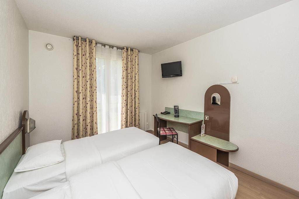 Postel nebo postele na pokoji v ubytování Hostellerie Saint Vincent Beauvais Aeroport