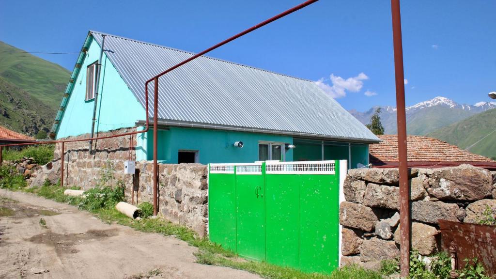Nespecifikovaný výhled na hory nebo výhled na hory při pohledu z hostelu