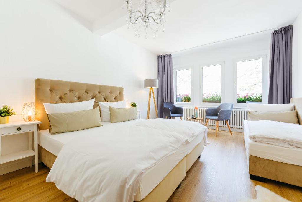 Habitación blanca con cama grande y escritorio. en Villa Cuchema, en Cochem