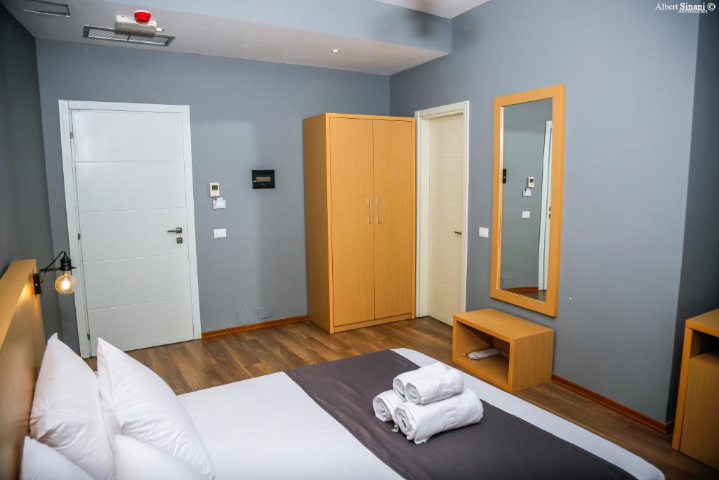 Postel nebo postele na pokoji v ubytování Arc Hotel Tirana