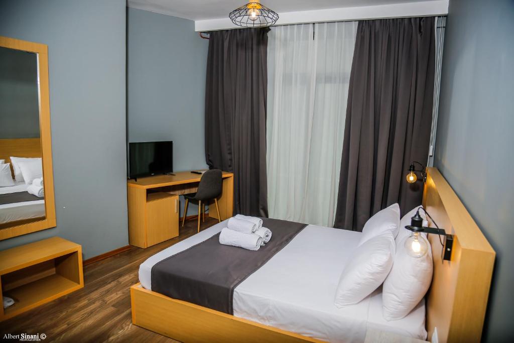 Postel nebo postele na pokoji v ubytování Arc Hotel Tirana