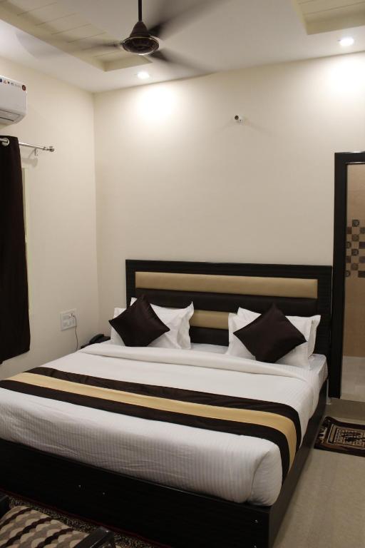 Postel nebo postele na pokoji v ubytování Hotel Gopal