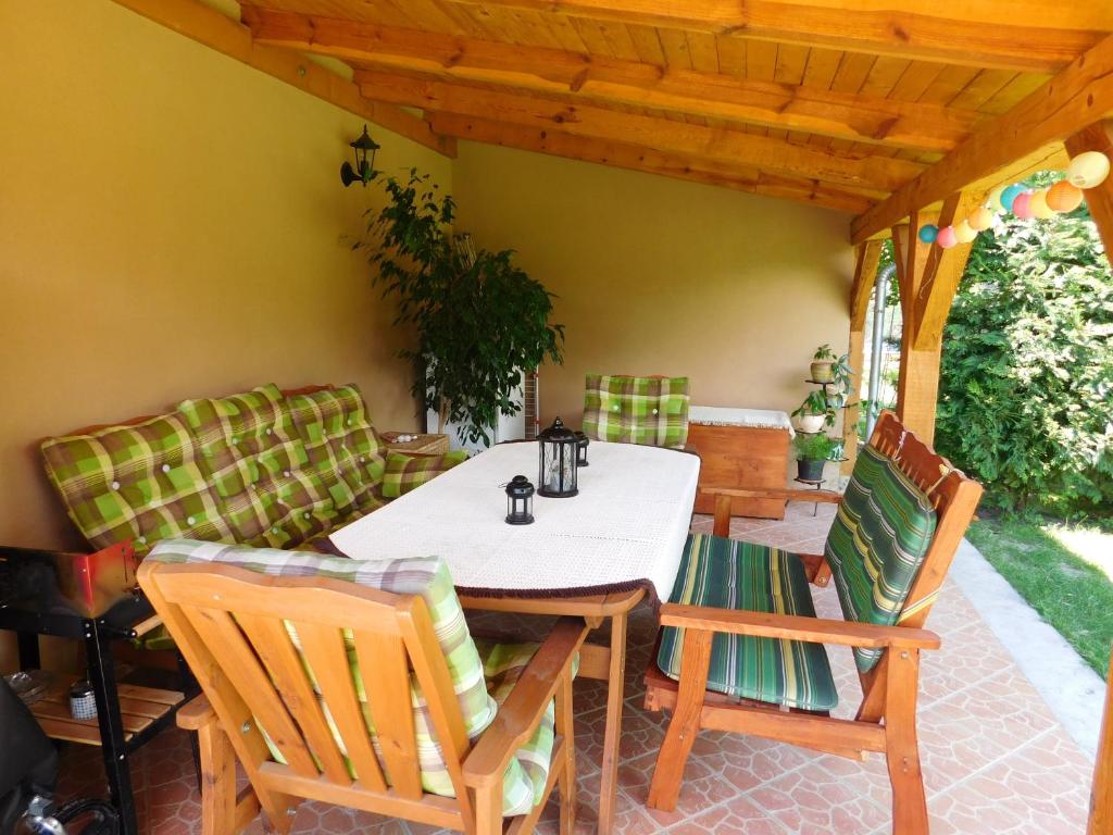 A seating area at Bodzavirág Apartman