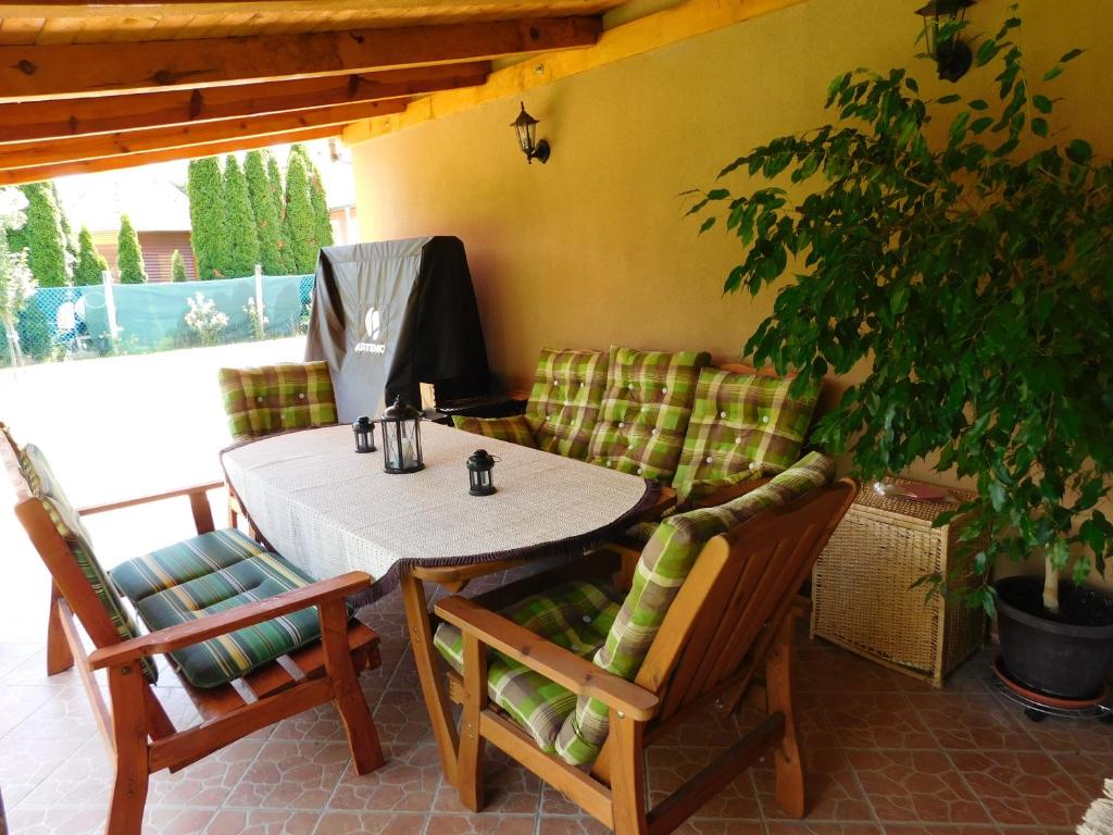 A seating area at Bodzavirág Apartman