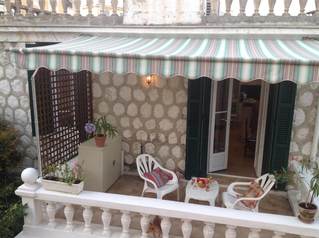 een balkon met stoelen en een luifel op een gebouw bij Appartement Tout Confort avec Terrasse in Nice