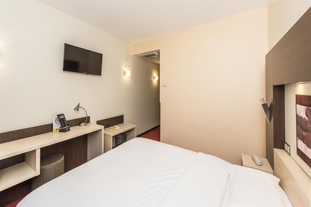 TV a/nebo společenská místnost v ubytování Hostellerie Saint Vincent Beauvais Aeroport