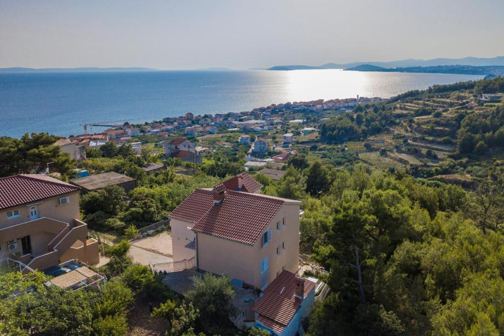 an aerial view of a house and the water at Katarina apartmani in Podstrana