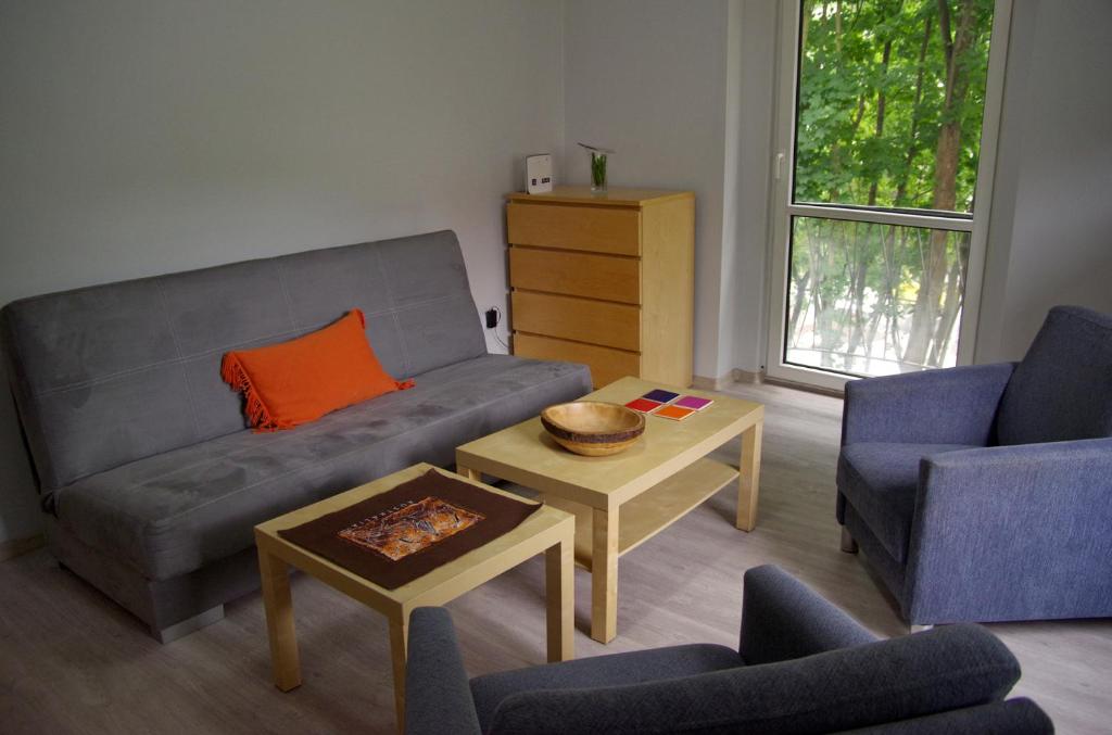 sala de estar con sofá y mesa en Sopocki Dworek, en Sopot