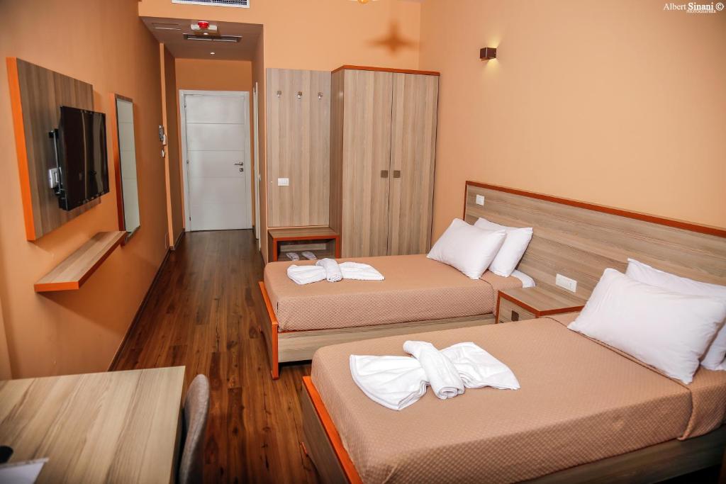 TV a/nebo společenská místnost v ubytování Arc Hotel Tirana