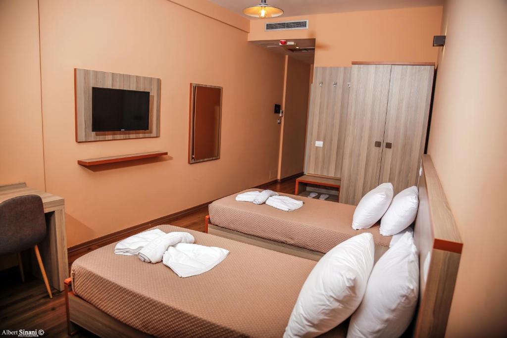 Postel nebo postele na pokoji v ubytování Arc Hotel Tirana