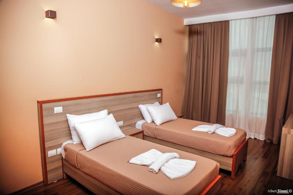 Postel nebo postele na pokoji v ubytování Arc Hotel Tirana
