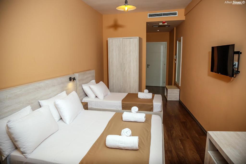 Postel nebo postele na pokoji v ubytování Arc Hotel Tirana
