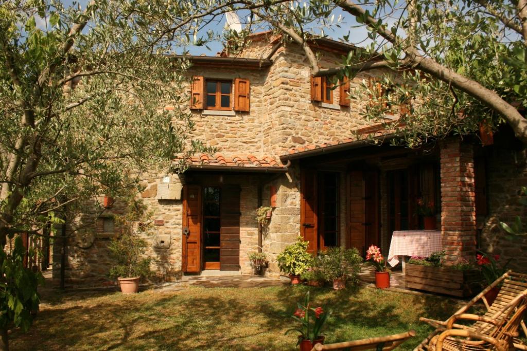 Casa de piedra con puerta y ventanas en La Torre, en Castiglion Fiorentino