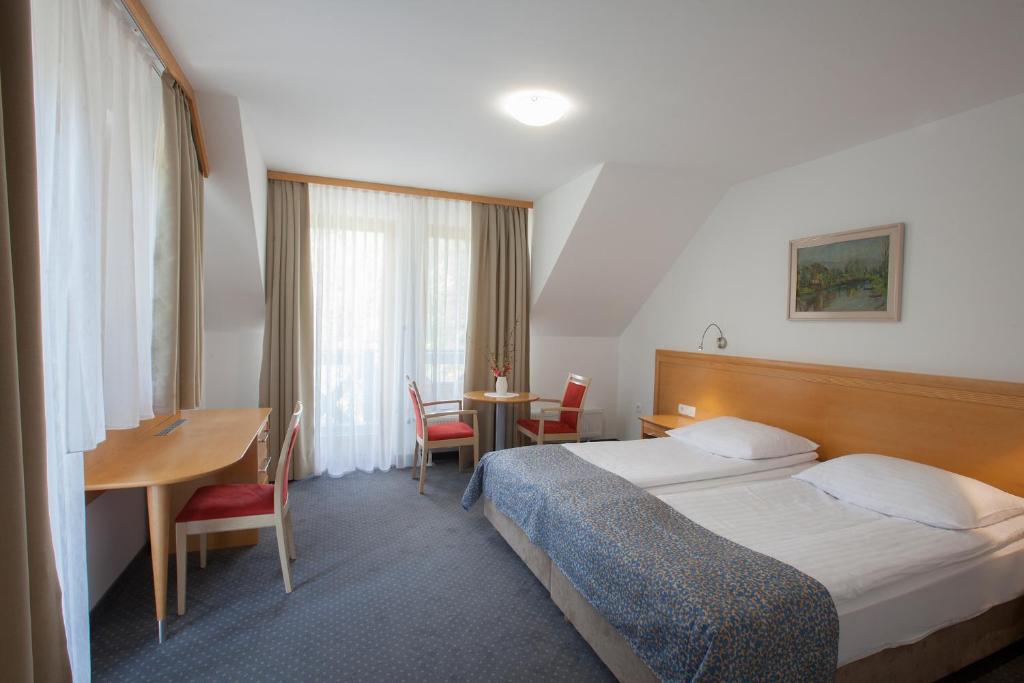Postel nebo postele na pokoji v ubytování Hotel Jezero