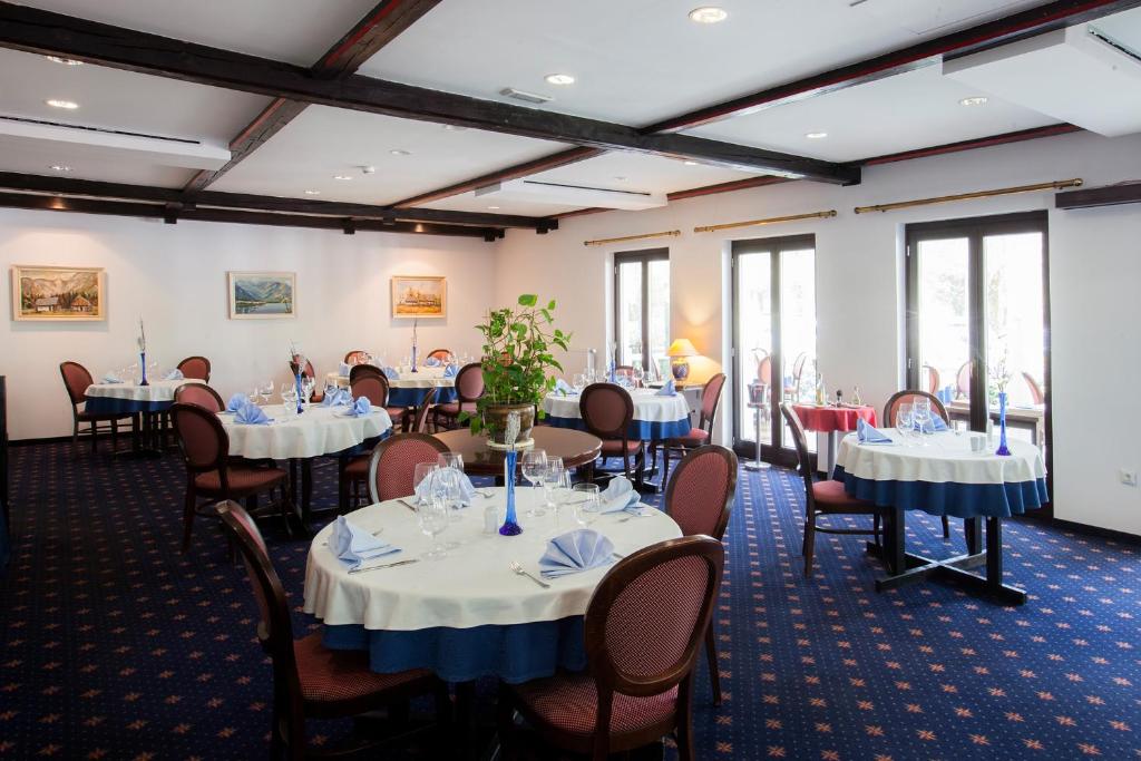 Restaurace v ubytování Hotel Jezero