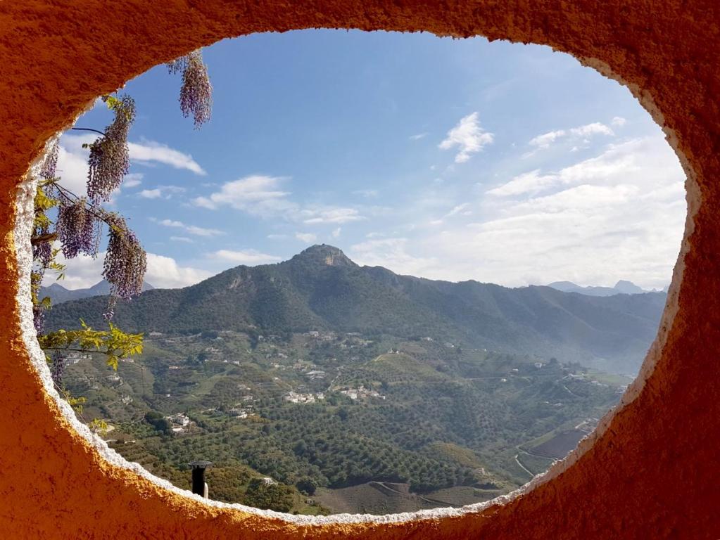 Vista general de una montaña o vista desde the country house 