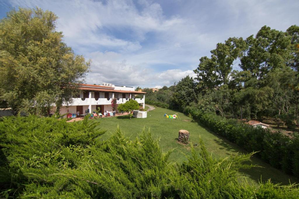 a large yard with a building in the background at White Sand Residence in Murta Maria
