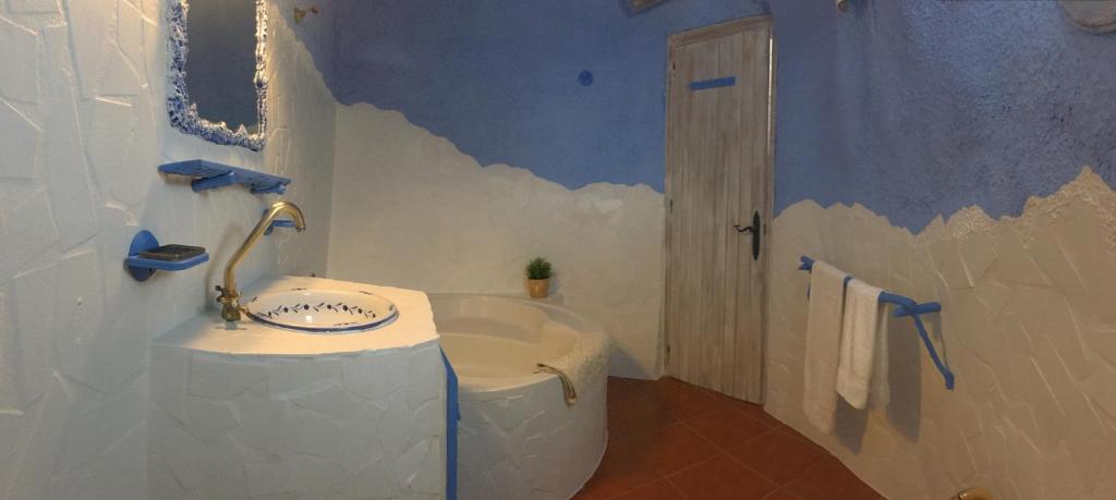 un baño con lavabo y bañera en Hotel Rural los Caracoles, en Frigiliana