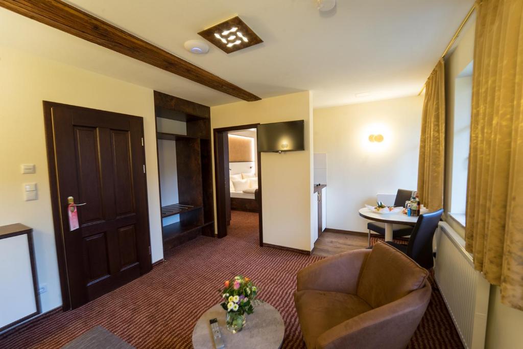 Posezení v ubytování Hotel Goldener Hirsch