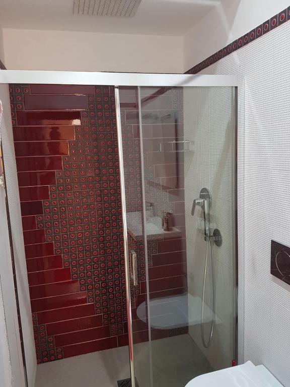 A bathroom at MarEtna