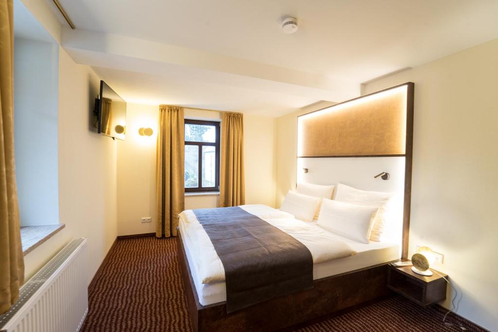 Postel nebo postele na pokoji v ubytování Hotel Goldener Hirsch