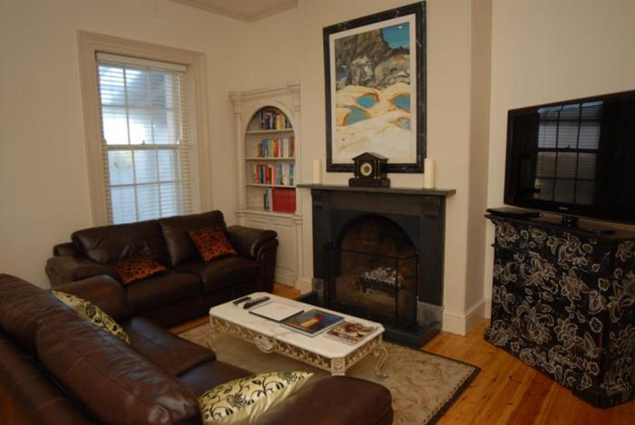 uma sala de estar com um sofá e uma lareira em Cape Nelson Lighthouse em Portland