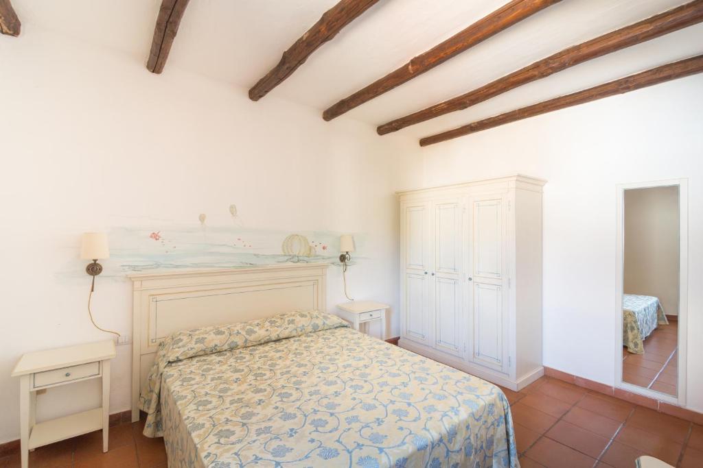 a bedroom with a bed in a room at White Sand Residence in Murta Maria