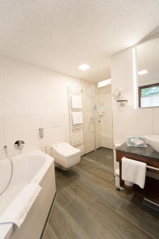 Koupelna v ubytování Hotel Goldener Hirsch