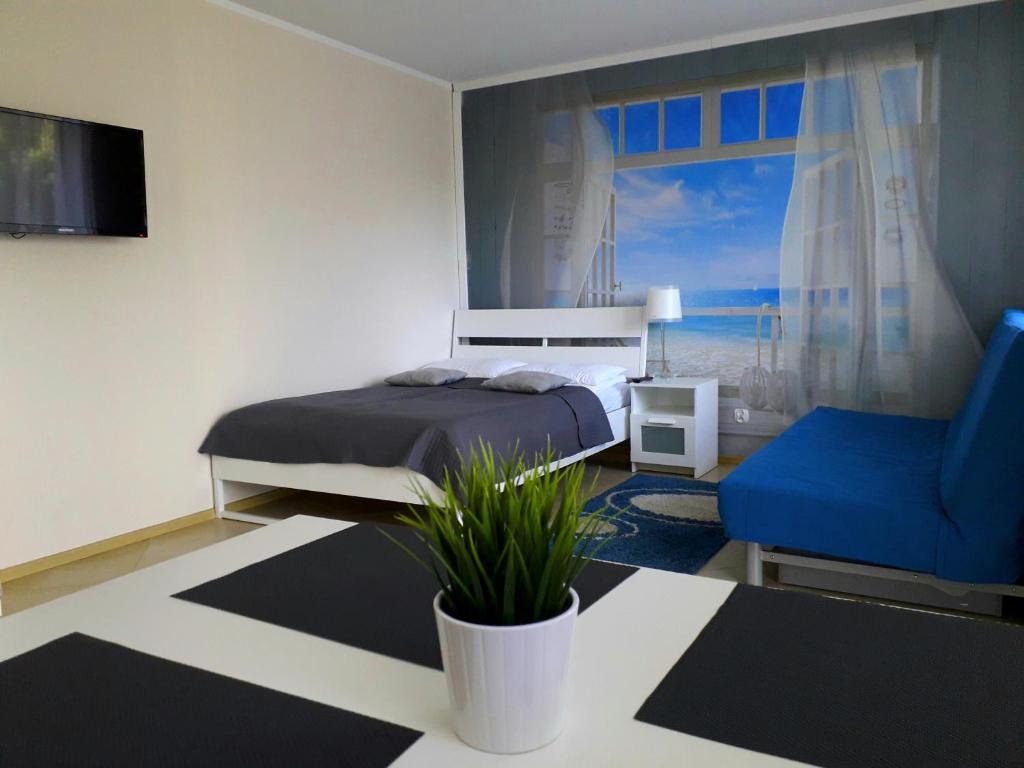 ヤスタルニャにあるJasのベッドルーム1室(ベッド1台、青い椅子付)