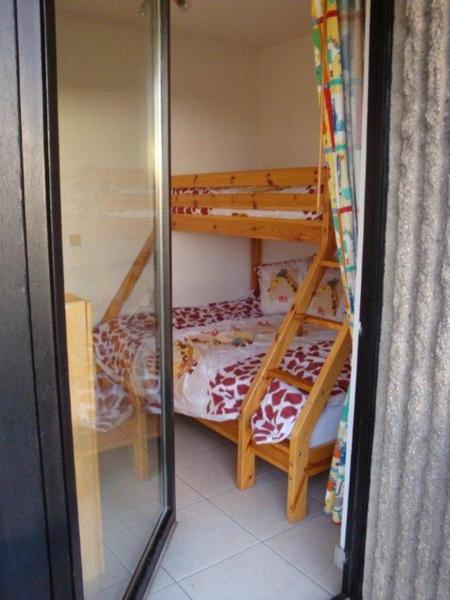 Postel nebo postele na pokoji v ubytování SunnySide-of-TheSea - with open view on nature, big terraces all around - very close to sea, beach, stores, restaurants & beach bars