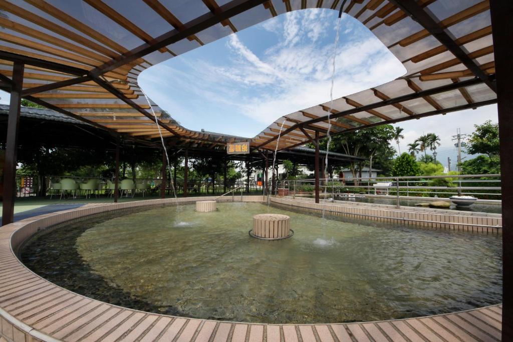 Bazén v ubytování Spring Fountain Hotel nebo v jeho okolí