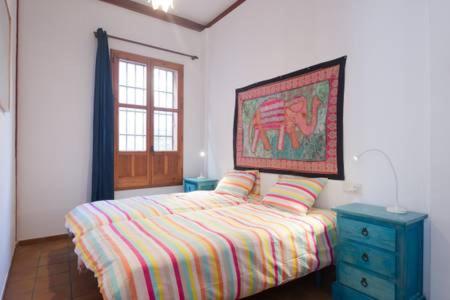 Cama o camas de una habitación en Spacious, sunny and quiet Albayzin apartment