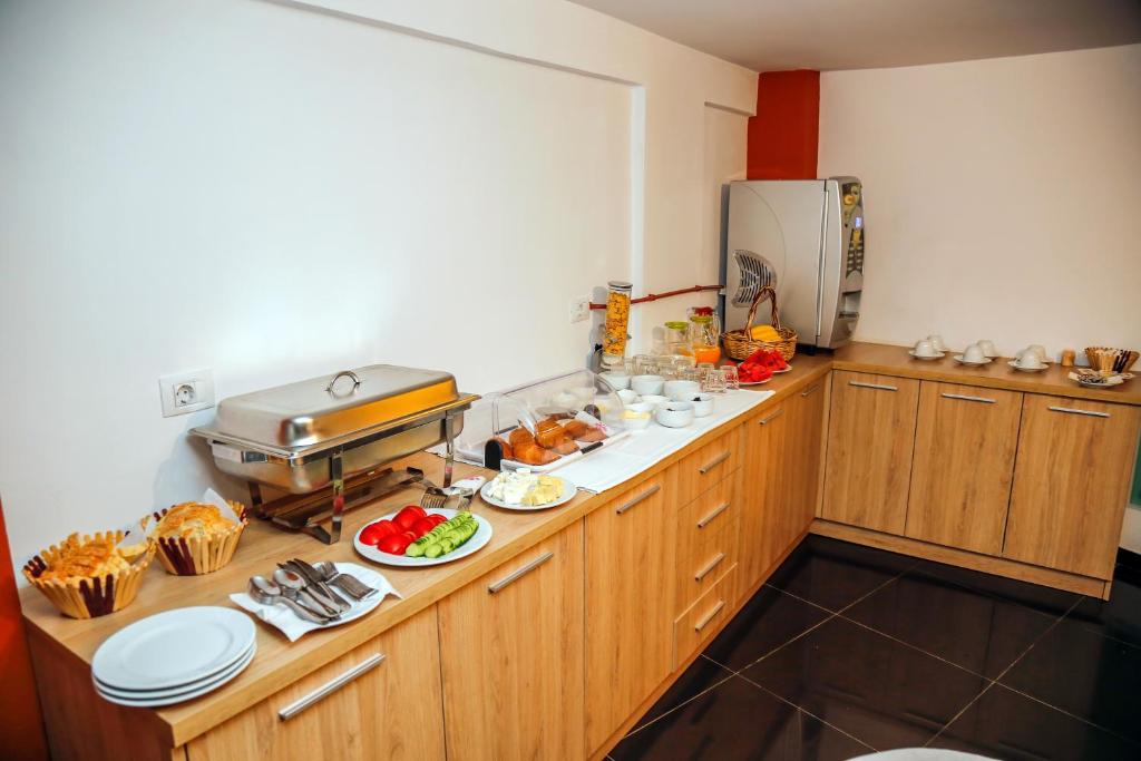 Kuchyň nebo kuchyňský kout v ubytování Arc Hotel Tirana