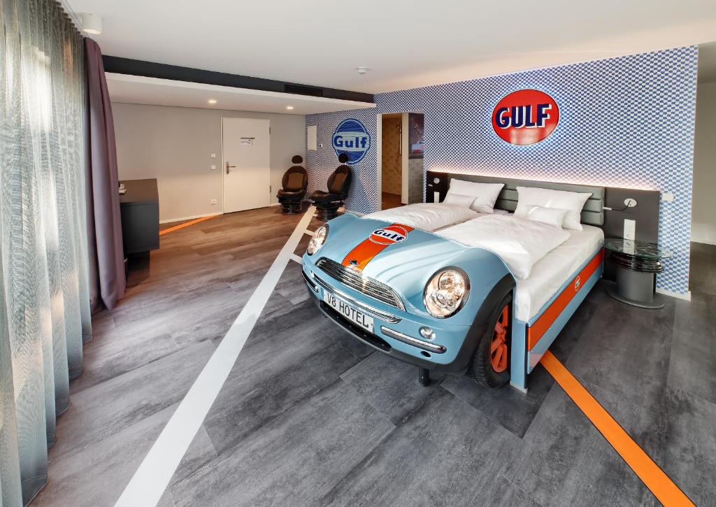 Postel nebo postele na pokoji v ubytování V8 HOTEL Motorworld Region Stuttgart