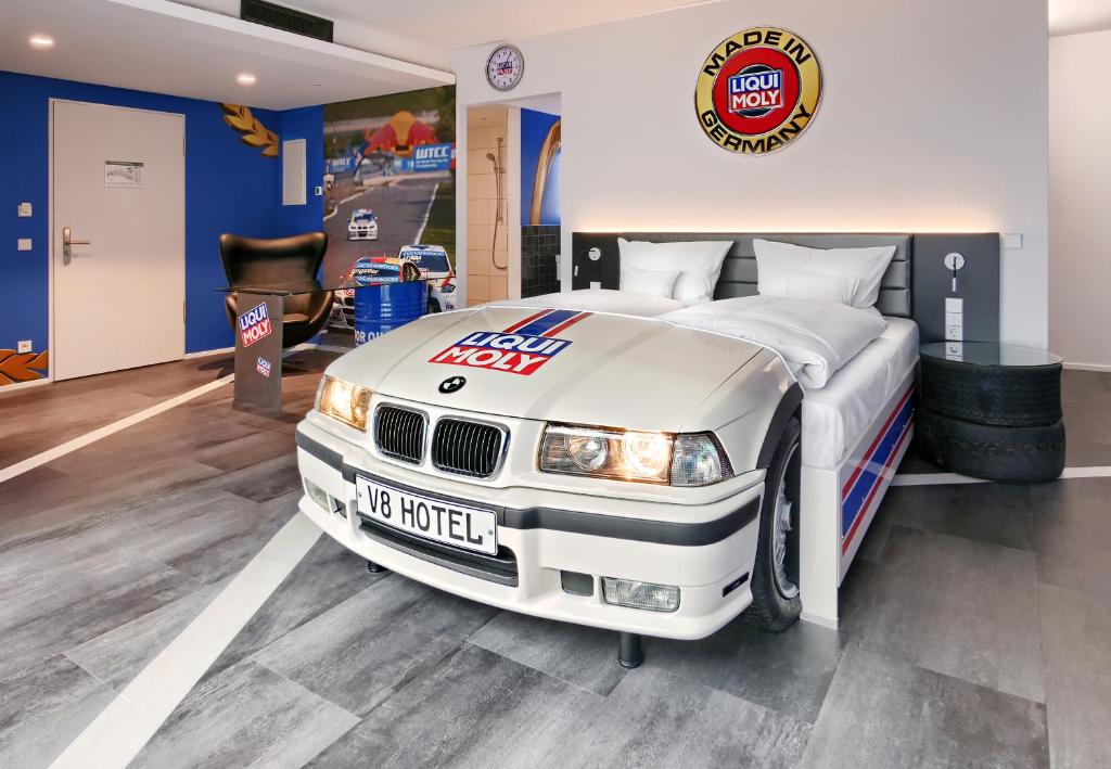 Postel nebo postele na pokoji v ubytování V8 HOTEL Motorworld Region Stuttgart